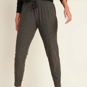 Old Navy Mid-Rise Breathe ON Jogger Pants 1X in grey/green